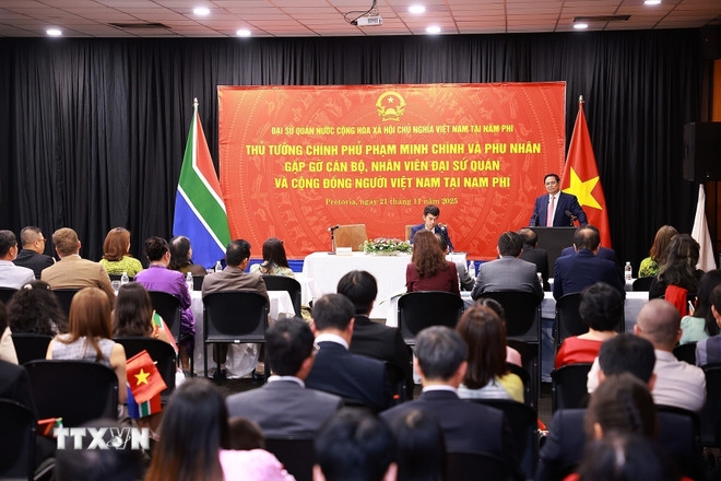 Thủ tướng Phạm Minh Chính phát biểu tại buổi gặp cán bộ, nhân viên Đại sứ quán và cộng đồng người Việt Nam tại Nam Phi. Ảnh: TTXVN.