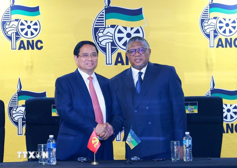 Thủ tướng Phạm Minh Chính gặp Tổng thư ký Đảng Đại hội Dân tộc Phi (ANC) Fikile Mbalula. Ảnh: TTXVN.