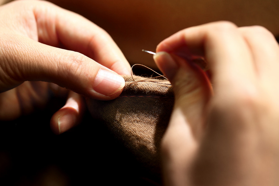 Đường may thủ công tỉ mỉ của chiếc áo khoác từ Icicle.