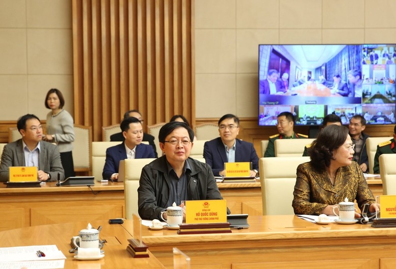 Phó Thủ tướng Hồ Quốc Dũng và các đại biểu tham dự cuộc họp tại điểm cầu trụ sở Chính phủ - Ảnh: VGP
