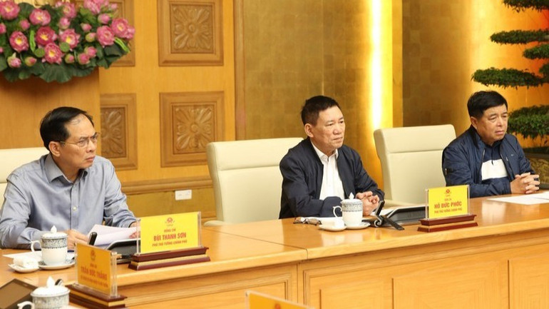 Các Phó Thủ tướng Hồ Đức Phớc, Bùi Thanh Sơn, Nguyễn Chí Dũng tham dự cuộc họp tại điểm cầu trụ sở Chính phủ. (Ảnh: VGP