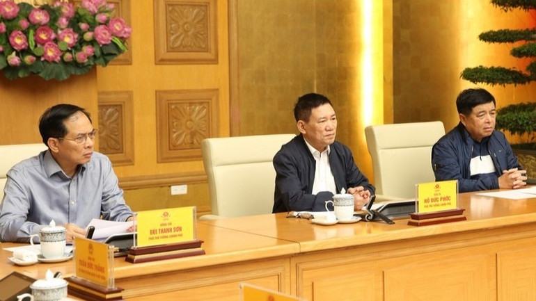 Các Phó Thủ tướng Hồ Đức Phớc, Bùi Thanh Sơn, Nguyễn Chí Dũng tham dự cuộc họp tại điểm cầu trụ sở Chính phủ. (Ảnh: VGP