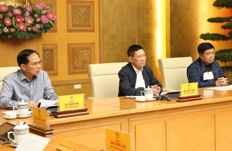 Các Phó Thủ tướng Hồ Đức Phớc, Bùi Thanh Sơn, Nguyễn Chí Dũng tham dự cuộc họp tại điểm cầu trụ sở Chính phủ - Ảnh: VGP
