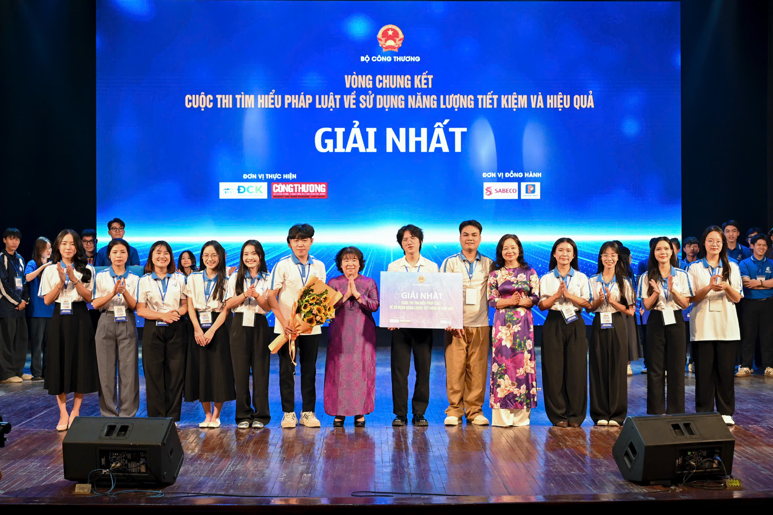 Giải Nhất thuộc về đội Trường Đại học Kinh tế - Kỹ thuật Công nghiệp.