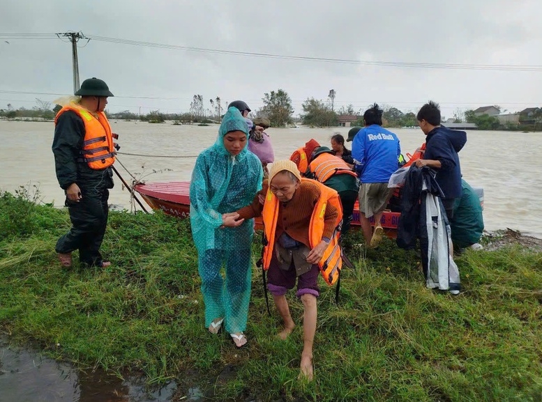 Lực lượng chức năng sơ tán người dân vùng ngập lụt tỉnh Gia Lai. Ảnh: VGP.