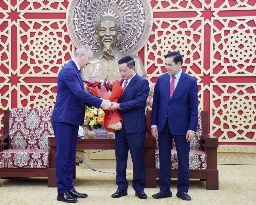 Bí thư Tỉnh ủy Nguyễn Khắc Thận và Ngài Thống đốc Vladislav Valerievich Shapsha tặng quà lưu niệm cho nhau