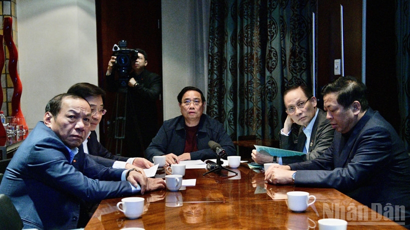 Thủ tướng Chính phủ Phạm Minh Chính chủ trì cuộc họp trực tuyến từ Nam Phi kết nối với các điểm cầu trong nước bàn giải pháp khắc phục hậu quả mưa lũ tại các tỉnh miền trung. Ảnh: Nhân Dân