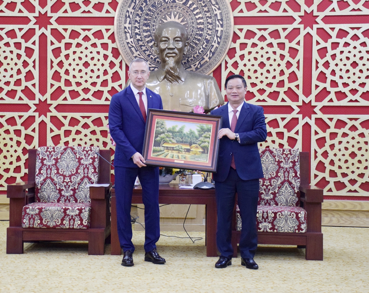 Bí thư Tỉnh ủy Nguyễn Khắc Thận và Ngài Thống đốc Vladislav Valerievich Shapsha tặng quà lưu niệm cho nhau