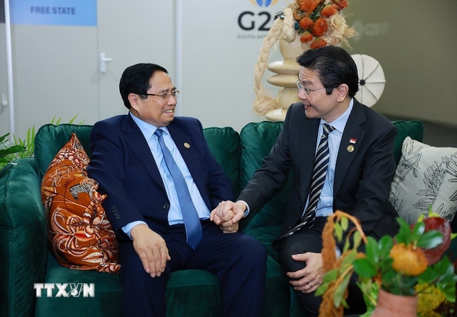 Thủ tướng Phạm Minh Chính gặp Thủ tướng Singapore Lawrence Wong. Ảnh: TTXVN.