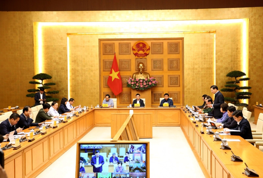 Các Phó Thủ tướng, lãnh đạo các bộ, ngành, địa phương tham dự cuộc họp tại điểm cầu trụ sở Chính phủ. Ảnh: VGP