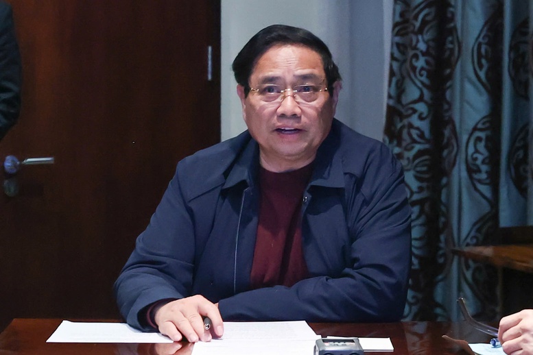 Thủ tướng Phạm Minh Chính chủ trì cuộc họp khẩn trực tuyến với các bộ, ngành, cơ quan, địa phương qua các điểm cầu trong nước về tình hình mưa lũ và tiếp tục ứng phó, khắc phục hậu quả thiên tai tại các tỉnh miền Trung - Ảnh: VGP