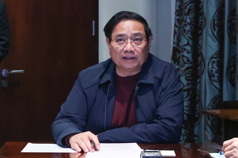 Thủ tướng Phạm Minh Chính chủ trì cuộc họp khẩn trực tuyến với các bộ, ngành, cơ quan, địa phương qua các điểm cầu trong nước về tình hình mưa lũ và tiếp tục ứng phó, khắc phục hậu quả thiên tai tại các tỉnh miền Trung - Ảnh: VGP