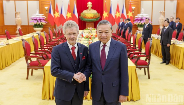 General Secretary To Lam (R) hosts a reception for President of the Senate of the Czech Republic’s Parliament Milos Vystrcil, Hanoi, November 21, 2025 - (Photo: VNA)