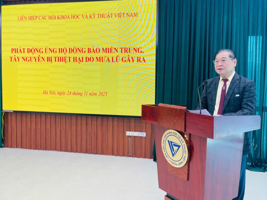 Ông Phan Xuân Dũng phát biểu kêu gọi các thành viên, các tổ chức trực thuộc, cùng toàn thể cán bộ, công chức, người lao động Cơ quan Trung ương Liên hiệp Hội Việt Nam ủng hộ đồng bào bị lũ lụt các tỉnh miền Trung, Tây Nguyên. Ảnh: VUSTA.