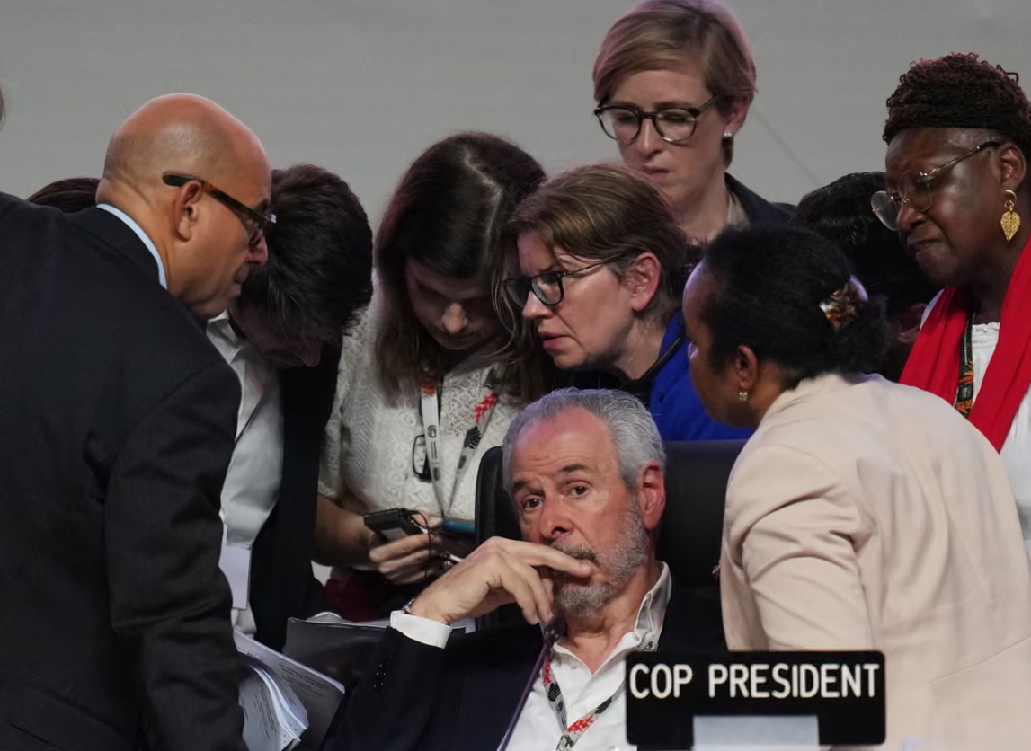 Chủ tịch COP30&nbsp;André Corrêa do Lago lắng nghe các quan chức khí hậu Liên hợp quốc thảo luận trong phiên họp cuối cùng. Nguồn ảnh: André Penner/AP