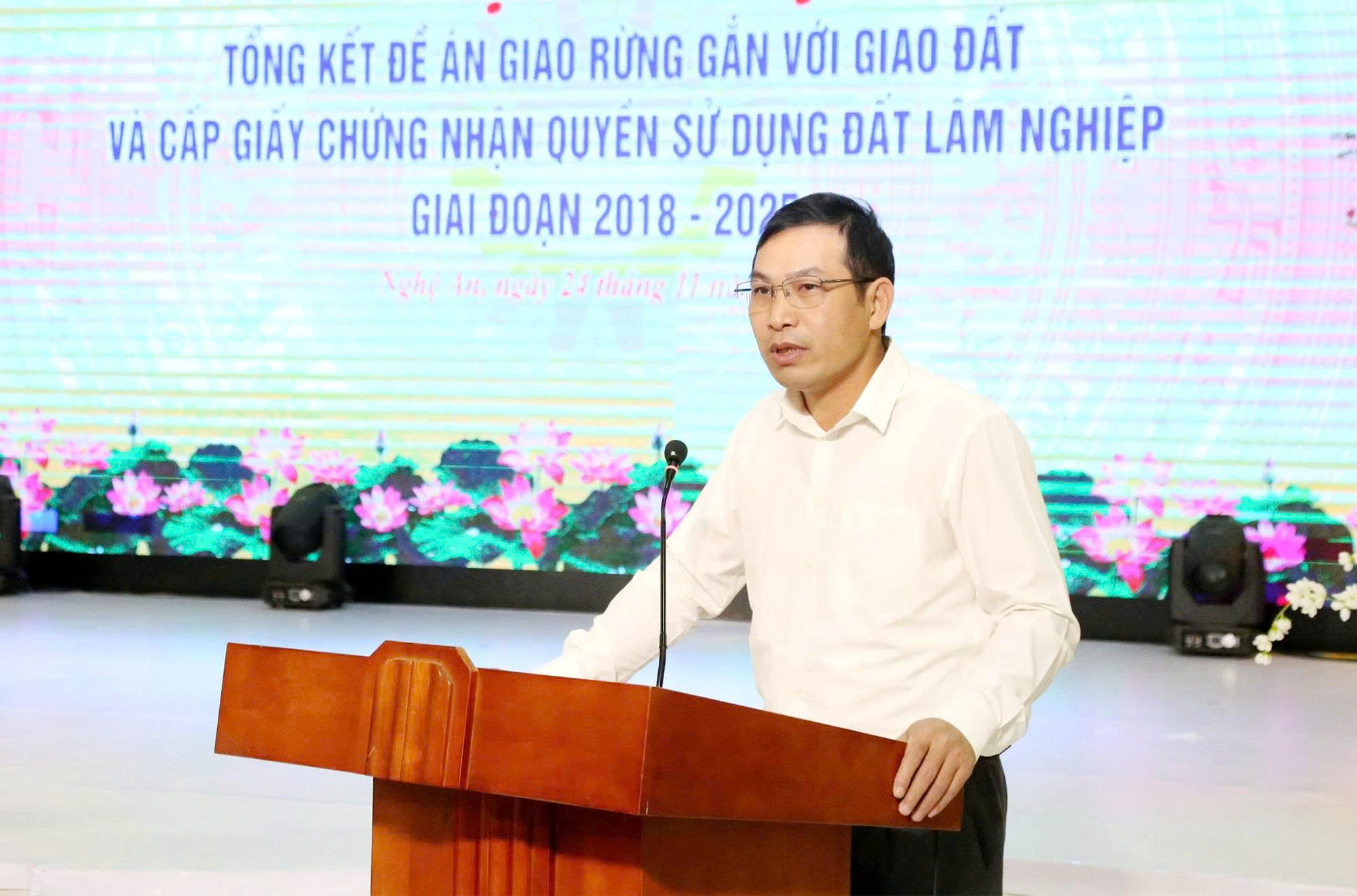 Hạt trưởng Hạt kiểm lâm Tương Dương Nguyễn Hải Âu chia sẻ bài học kinh nghiệm trong thực hiện giao đất, giao rừng cho hộ gia đình, cá nhân và cộng đồng