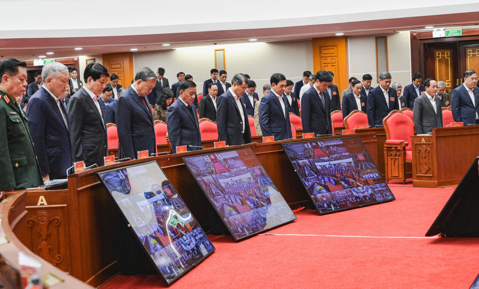 Tổng Bí thư Tô Lâm, các đồng chí lãnh đạo Đảng, Nhà nước dự Hội nghị đã dành 1 phút mặc niệm những người bị thiệt mạng do bão lũ. Ảnh: ĐCS