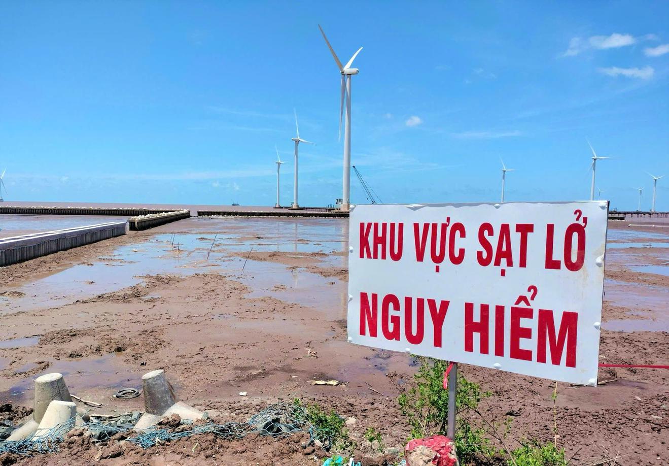 Cần nhiều giải pháp đồng bộ phòng, chống tình trạng sạt lở, sụt lún bờ sông, bờ biển tại đồng bằng sông Cửu Long. Ảnh minh họa