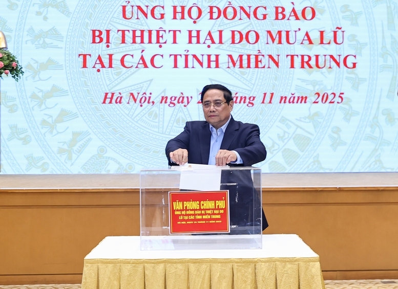 Thủ tướng Chính phủ Phạm Minh Chính ủng hộ đồng bào - Ảnh: VGP