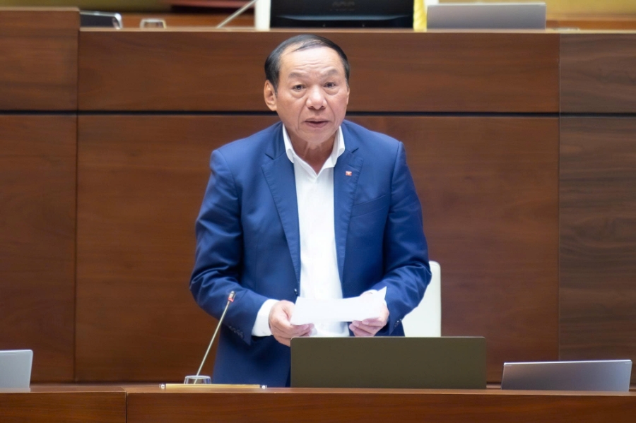 Bộ trưởng Bộ Văn hóa, Thể thao và Du lịch Nguyễn Văn Hùng giải trình tại hội trường. Ảnh: Quốc hội.