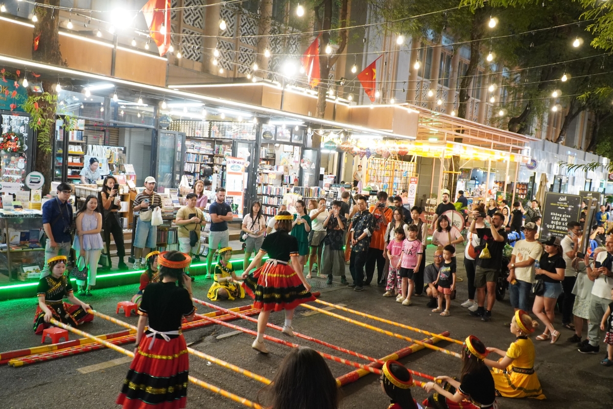 Đường sách Nguyễn Văn Bình (TP.HCM) thử nghiệm mô hình “Ngày hội Sách và Văn hóa đêm”.