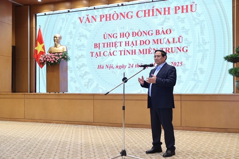 Thủ tướng Phạm Minh Chính phát động phong trào ủng hộ ít nhất mỗi người một ngày lương giúp đỡ đồng bào bị ảnh hưởng, thiệt hại bởi thiên tai - Ảnh: VGP