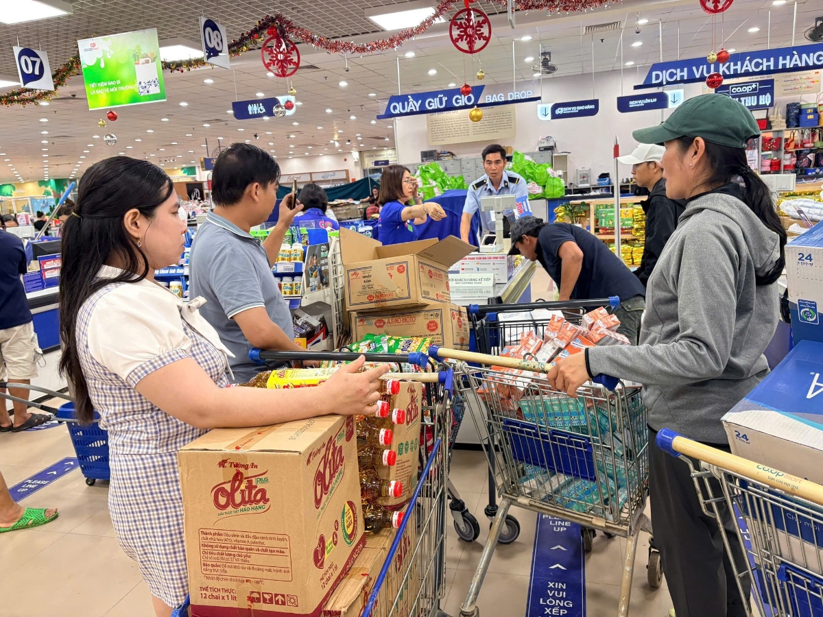 Co.opmart Tuy Hoà mở cửa trở lại sau lũ.