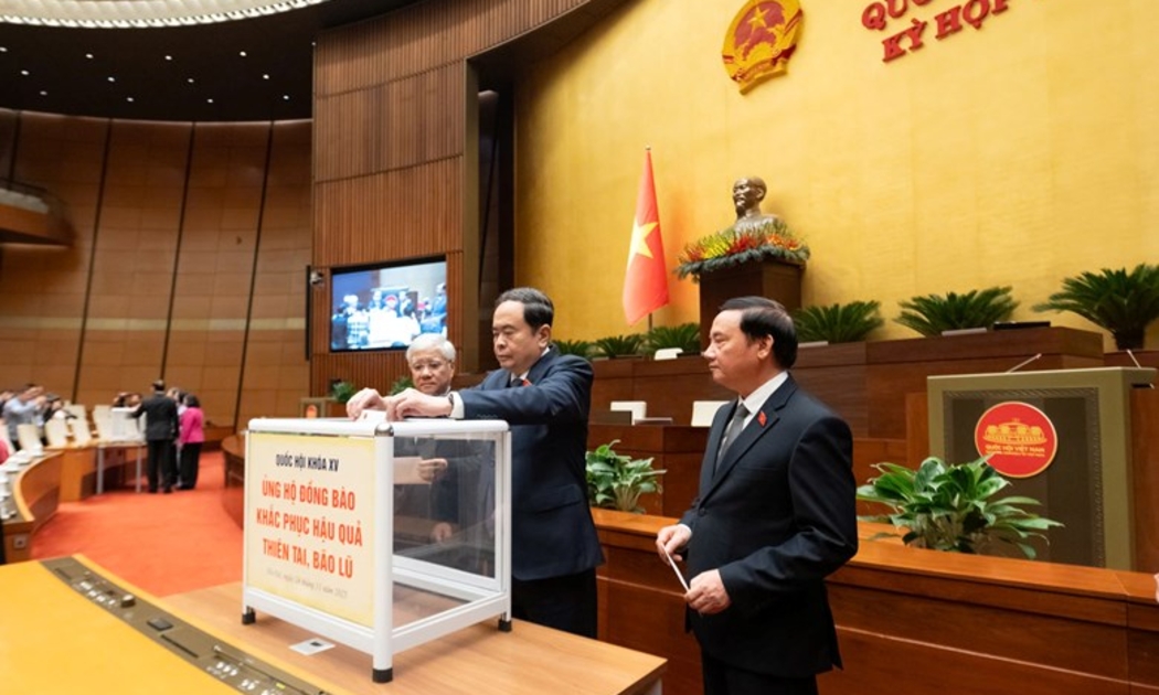 Chủ tịch Quốc hội Trần Thanh Mẫn và các Phó Chủ tịch Quốc hội tham gia ủng hộ đồng bào bị thiệt hại do bão lũ gây ra. Ảnh: TTXVN.