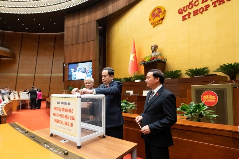 Chủ tịch Quốc hội Trần Thanh Mẫn và các Phó Chủ tịch Quốc hội tham gia ủng hộ đồng bào bị thiệt hại do bão lũ gây ra. Ảnh: TTXVN.