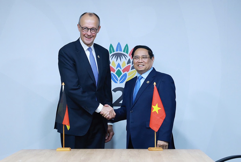 Thủ tướng Chính phủ Phạm Minh Chính và Thủ tướng Đức Friedrich Merz gặp nhau nhân dịp cùng tham dự Hội nghị Thượng đỉnh G20. Ảnh: VGP.