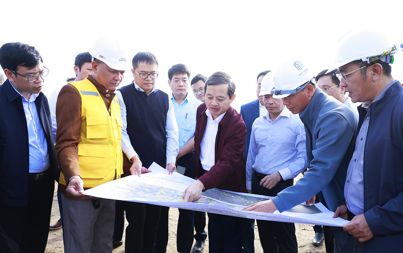 Phó Bí thư Tỉnh ủy, Chủ tịch UBND tỉnh Bắc Ninh Phạm Hoàng Sơn tại buổi kiểm tra tiến độ dự án Cảng hàng không Quốc tế Gia Bình. Ảnh: CTT tỉnh Bắc Ninh