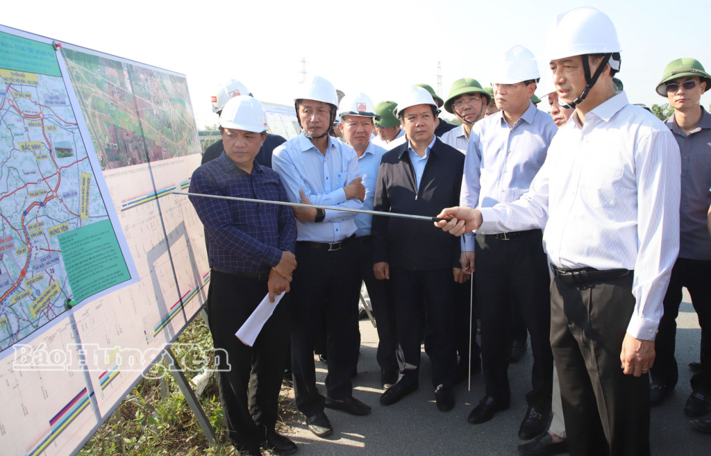 Ông Nguyễn Duy Ngọc, Ủy viên Bộ Chính trị, Bí thư Thành ủy Hà Nội tại buổi kiếm tra tiến độ dự án đường Vành đai 4 - Vùng Thủ đo Hà Nội (Ảnh: Báo Hưng Yên)