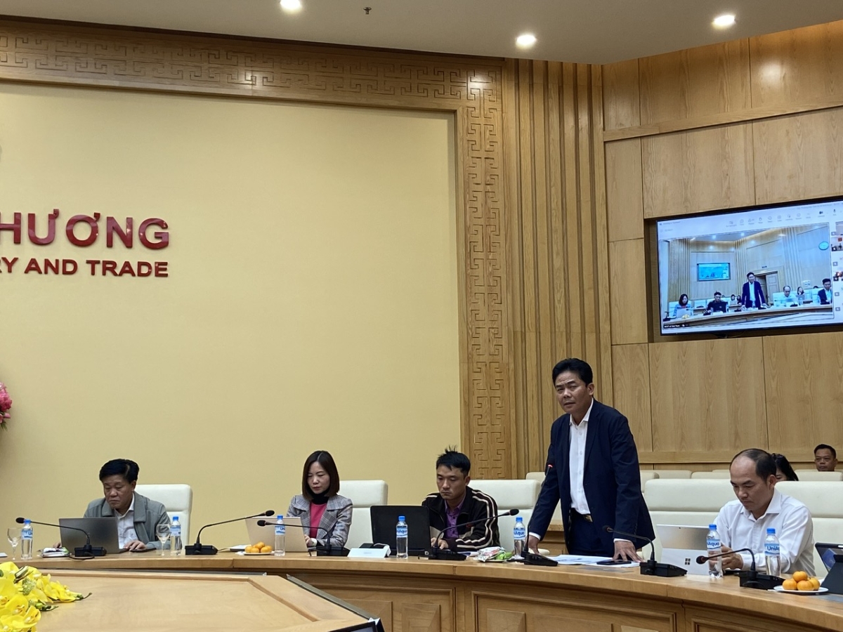 Ông Đặng Thế Duyên, Tổ trưởng Tổ Giám sát quản lý địa điểm và phương tiện xuất nhập cảnh, Ban giám sát quản lý về hải quan, Cục Hải quan phát biểu tại hội nghị.