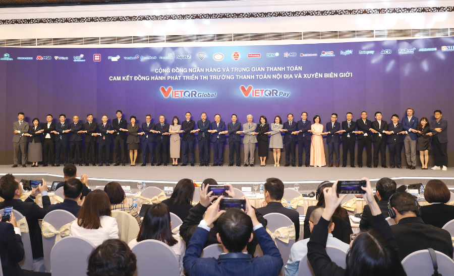 Dưới sự chứng kiến của đại diện bộ/ngành và cơ quan báo chí VnEconomy, cộng đồng ngân hàng, trung gian thanh toán cam kết đồng kiến tạo thị trường thanh toán nội địa và xuyên biên giới.