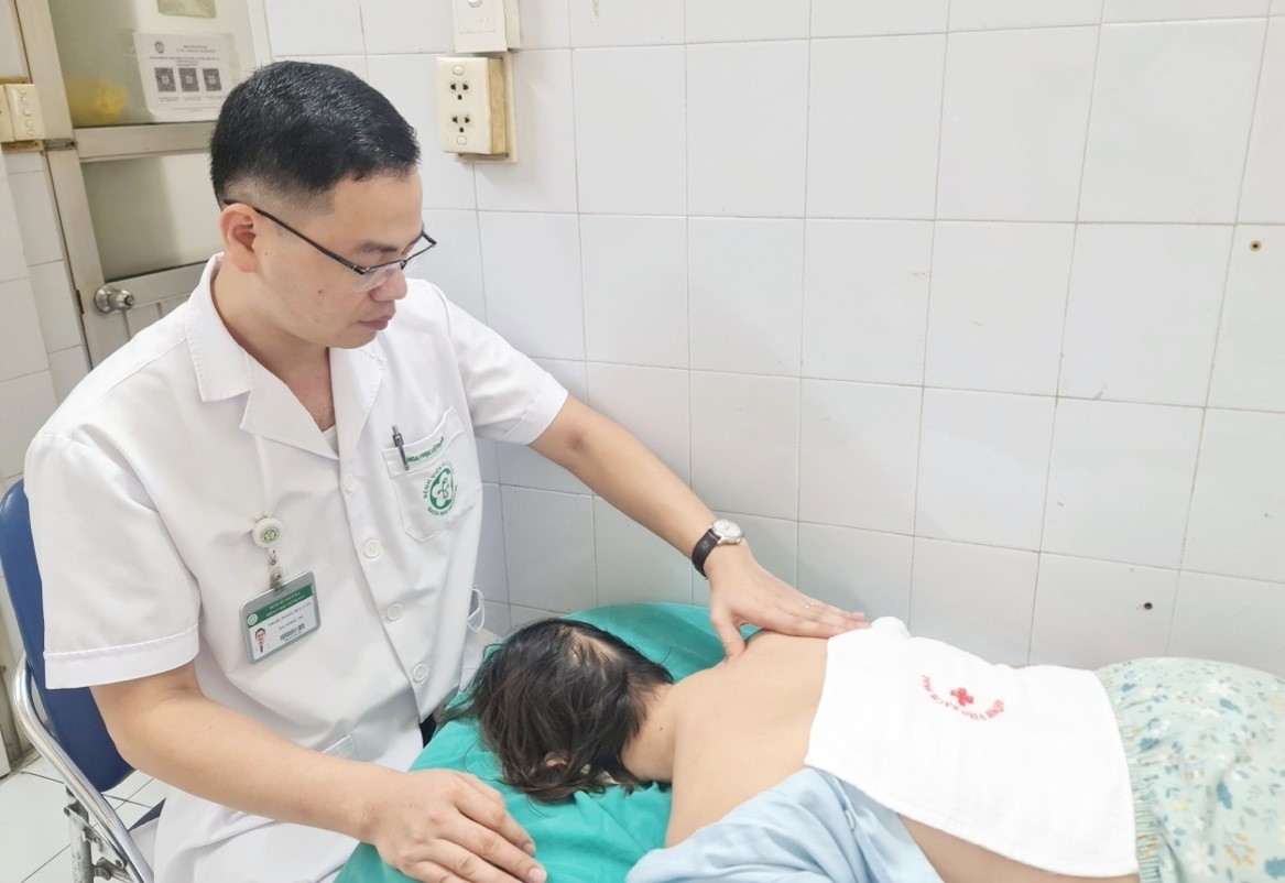 Ngoài châm cứu, bác sĩ y học cổ truyền còn sử dụng xoa bóp bấm huyệt...