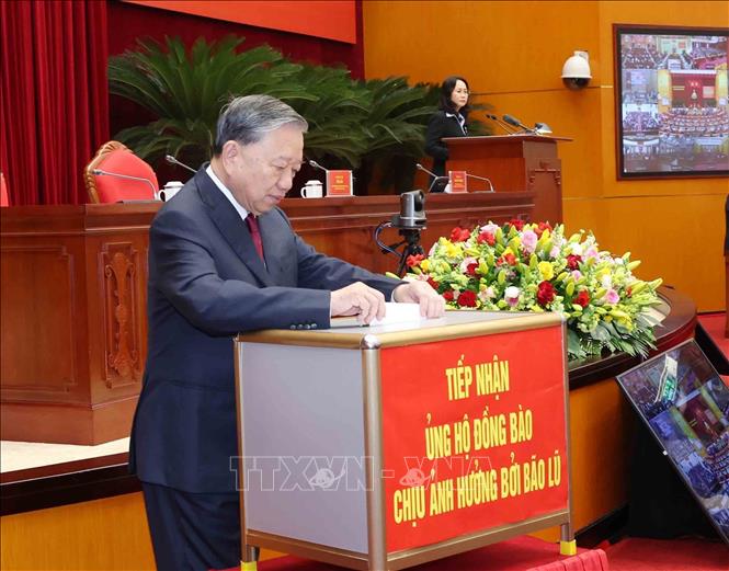 Tổng Bí thư Tô Lâm quyên góp, ủng hộ nhân dân vùng thiên tai sớm vượt qua khó khăn, mất mát. Ảnh: ĐCS