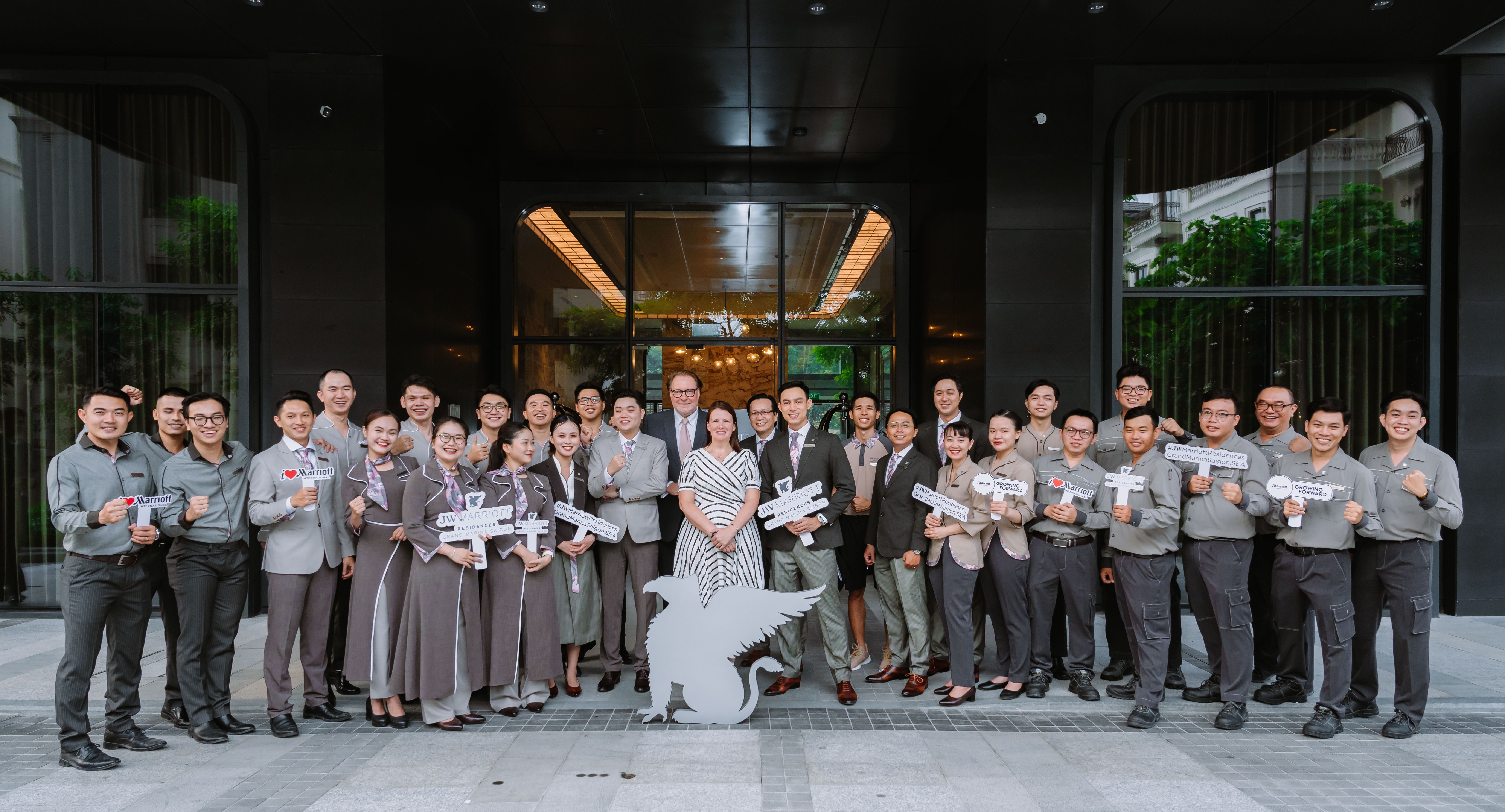 Đội ngũ nhân viên và quản gia tại khu căn hộ JW Marriott Residences thuộc tòa Sea Grand Marina, Saigon.