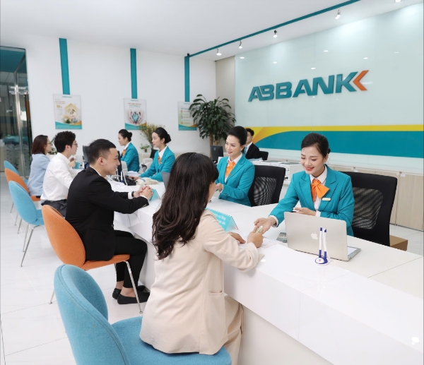 Khách hàng giao dịch tại ABBank.