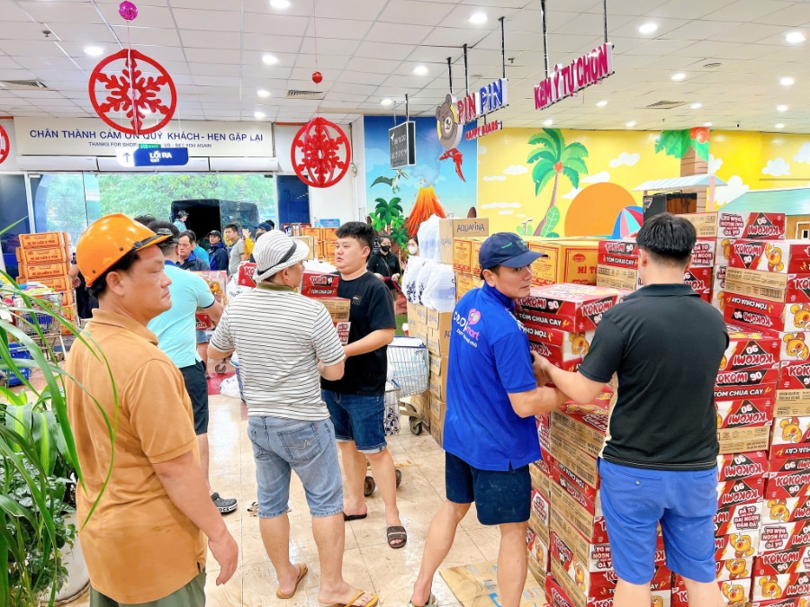 Không khí mua sắm tại nhiều siêu thị ở miền Trung đã nhộn nhịp trở lại.