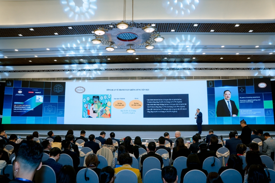 Ông Phạm Anh Tuấn, Vụ trưởng Vụ Thanh toán (Ngân hàng Nhà nước) trình bày tham luận.