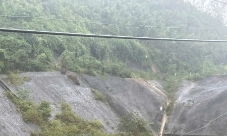 Nhiều tuyến đường bộ, đường sắt tại Trung Bộ và Tây Nguyên ngập lụt, sạt lở do mưa lũ