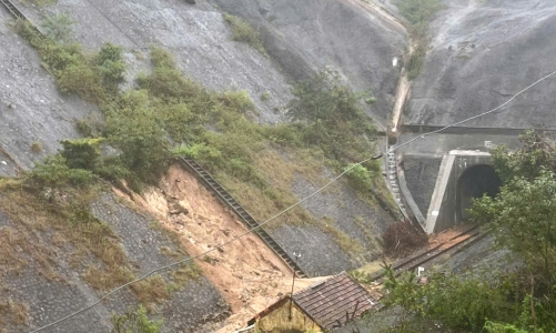 Nhiều tuyến đường bộ, đường sắt tại Trung Bộ và Tây Nguyên ngập lụt, sạt lở do mưa lũ 