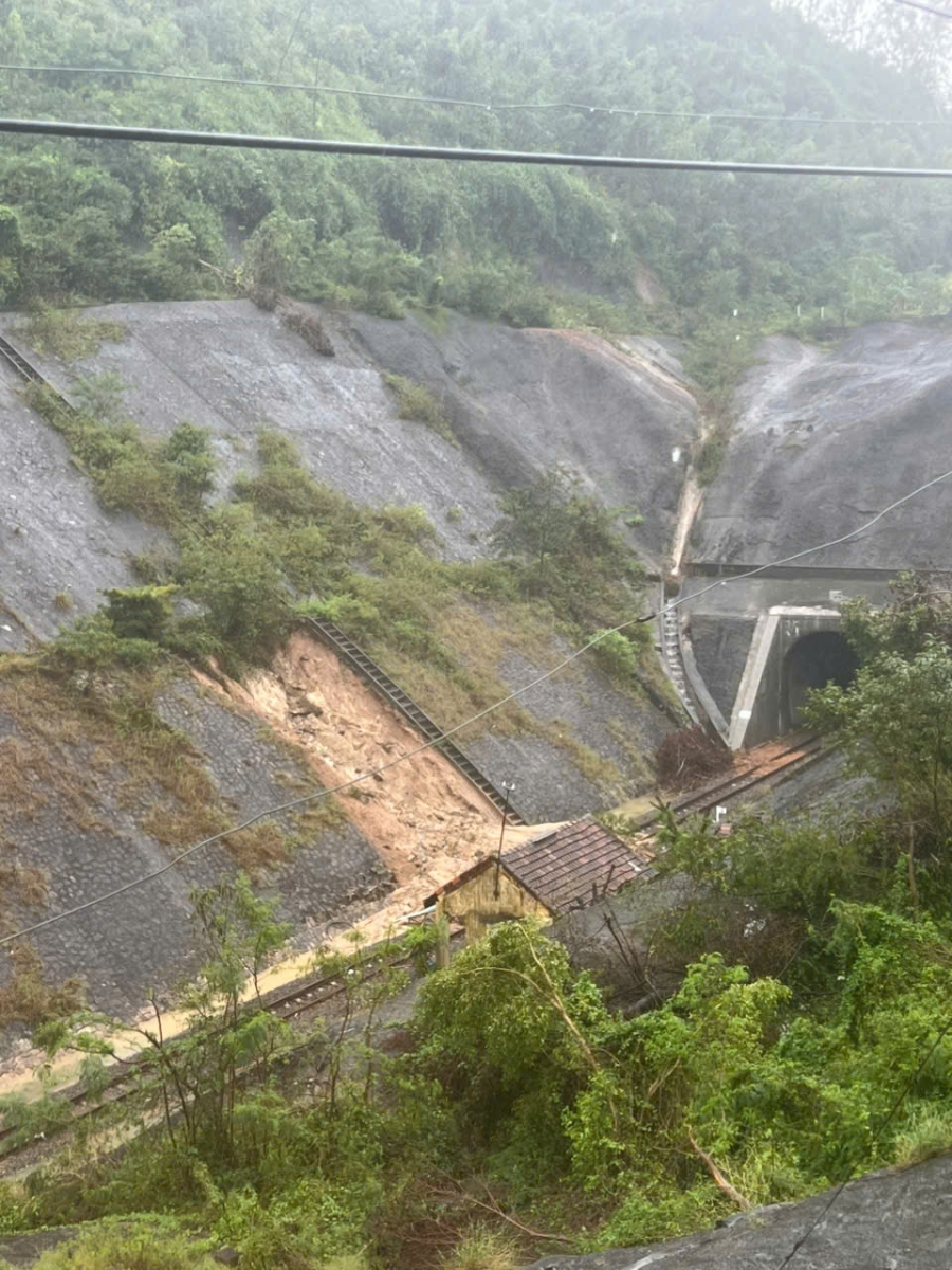 Nhiều vị trí đường sắt qua miền Trung bị sạt trôi. Ảnh: VNR.