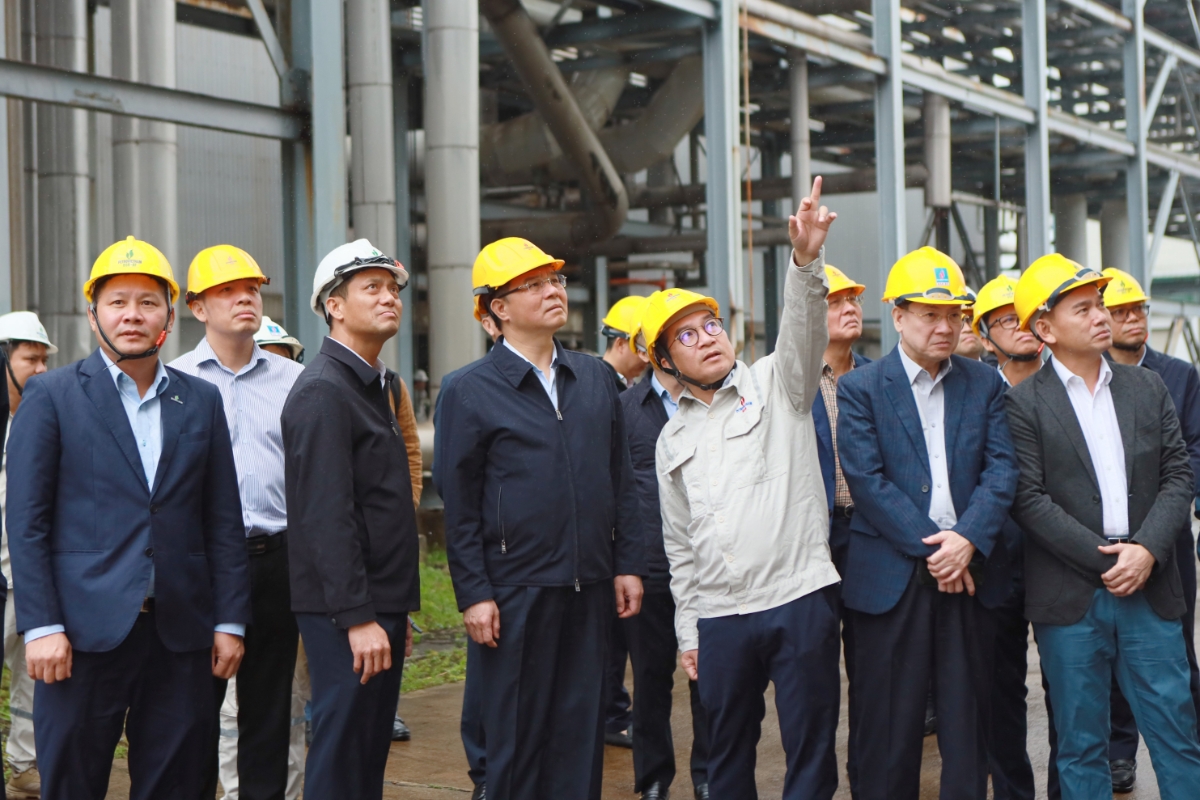 Chủ tịch HĐTV Petrovietnam Lê Mạnh Hùng (hàng đầu, thứ ba từ trái qua)&nbsp;kiểm tra công tác bảo dưỡng Nhà máy Ethanol Dung Quất.