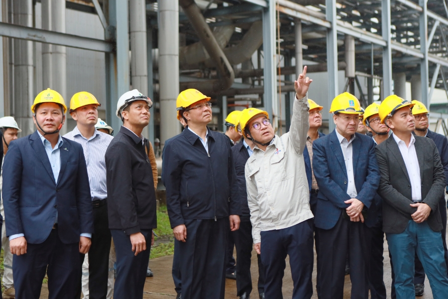 Chủ tịch HĐTV Petrovietnam Lê Mạnh Hùng (hàng đầu, thứ ba từ trái qua) kiểm tra công tác bảo dưỡng Nhà máy Ethanol Dung Quất.