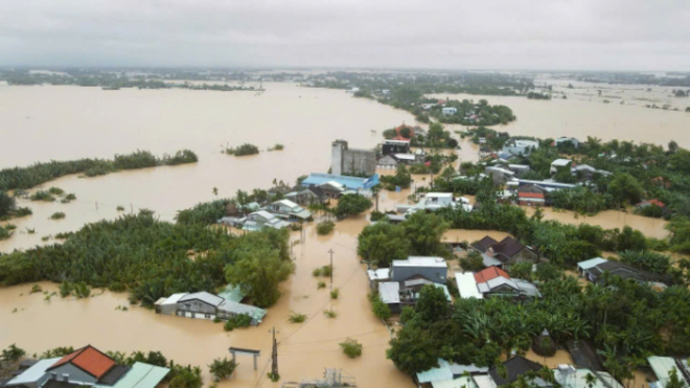 Gov't allocates 4,000 tons of rice to support flood-stricken Central Vietnam