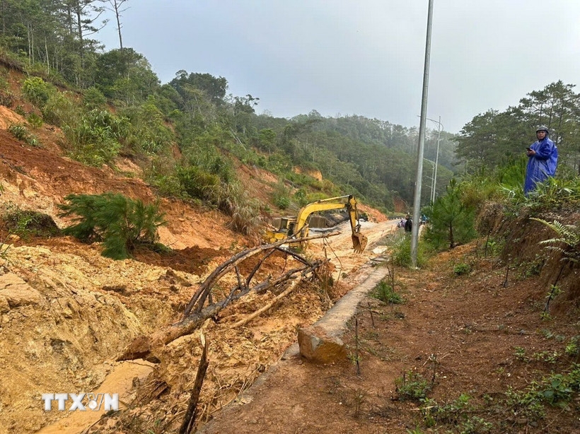 Sạt lở tại km 112+900 đã chia cắt hoàn toàn tuyến Quốc lộ 24. Ảnh: TTXVN