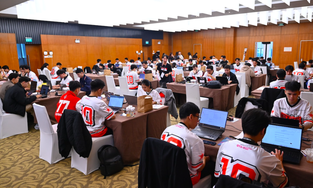 Các thí sinh tham gia cuộc thi hackathon GDG DevFest MienTrung 2025 - Ảnh: Báo Đà Nẵng.