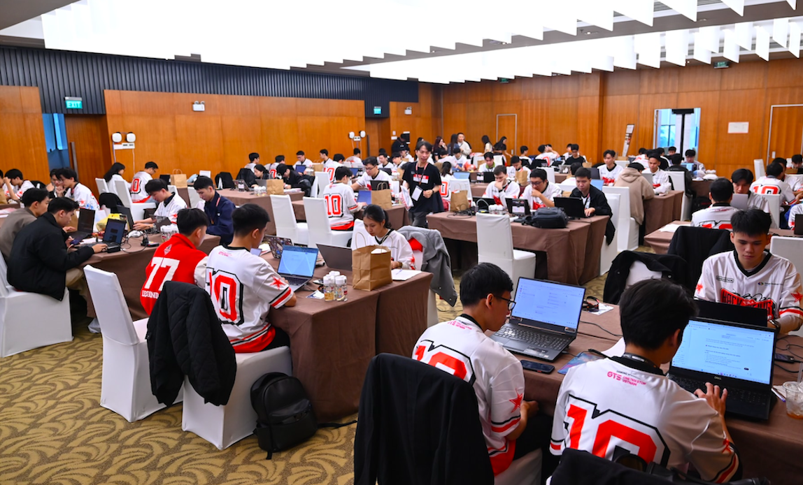 Các thí sinh tham gia cuộc thi hackathon GDG DevFest MienTrung 2025 - Ảnh: Báo Đà Nẵng.