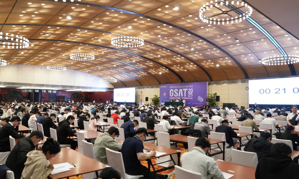 Các ứng viên tham dự kỳ thi tuyển dụng của Samsung Việt Nam. 